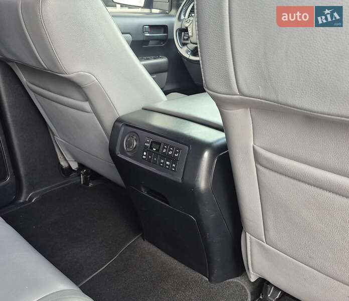 Внедорожник / Кроссовер Toyota Sequoia 2012 в Ивано-Франковске