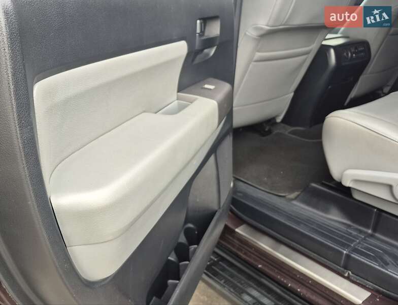 Внедорожник / Кроссовер Toyota Sequoia 2012 в Ивано-Франковске