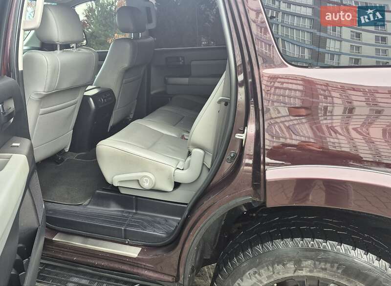 Внедорожник / Кроссовер Toyota Sequoia 2012 в Ивано-Франковске