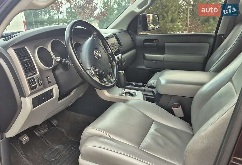 Внедорожник / Кроссовер Toyota Sequoia 2012 в Ивано-Франковске