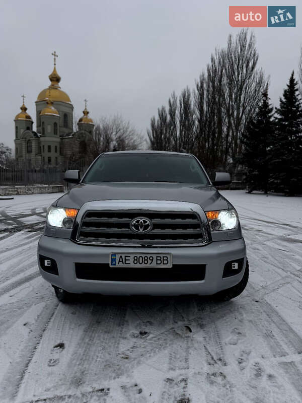 Внедорожник / Кроссовер Toyota Sequoia 2015 в Днепре