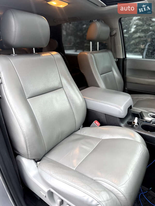 Внедорожник / Кроссовер Toyota Sequoia 2015 в Днепре