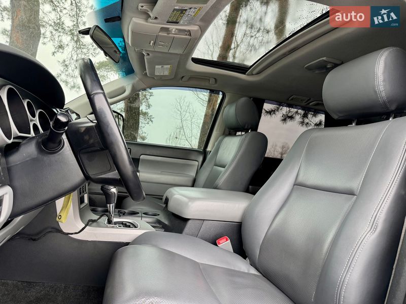 Внедорожник / Кроссовер Toyota Sequoia 2011 в Киеве