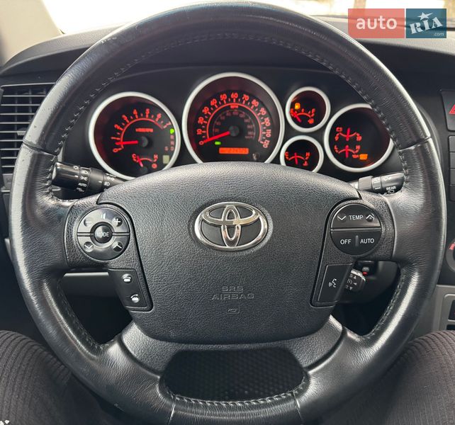 Внедорожник / Кроссовер Toyota Sequoia 2011 в Киеве