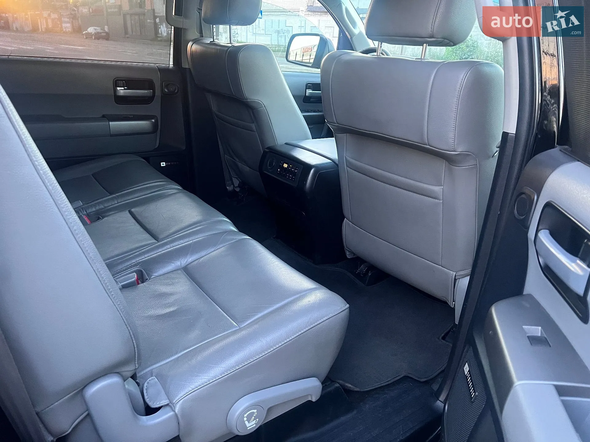 2015 Toyota Sequoia - мініатюра 16