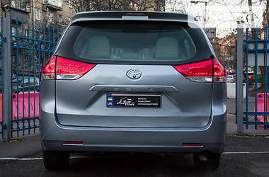 Мінівен Toyota Sienna 2012 в Києві