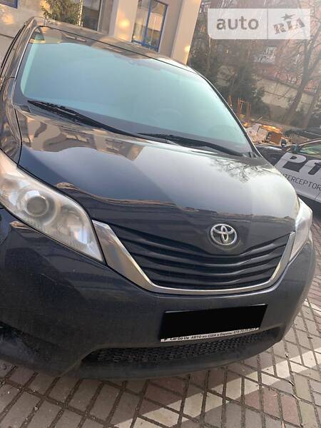 Мінівен Toyota Sienna 2010 в Києві