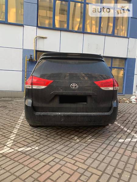 Мінівен Toyota Sienna 2010 в Києві