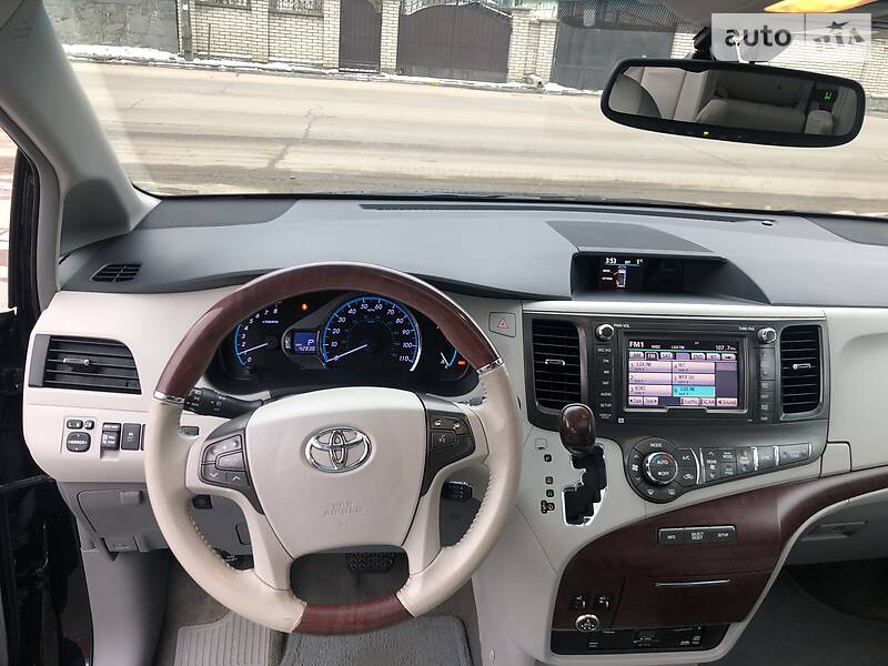 Мінівен Toyota Sienna 2014 в Житомирі