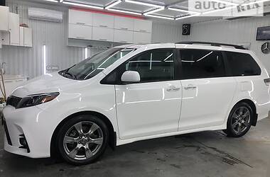 Минивэн Toyota Sienna 2018 в Ровно