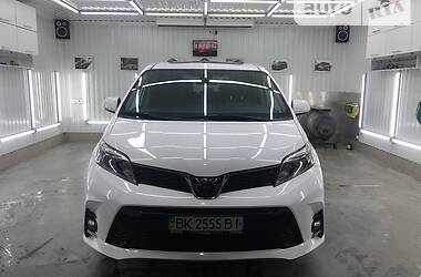 Минивэн Toyota Sienna 2018 в Ровно