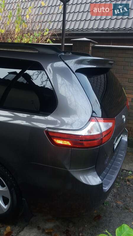 Минивэн Toyota Sienna 2017 в Киеве