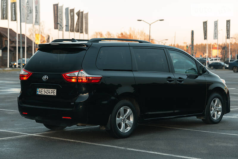 Минивэн Toyota Sienna 2018 в Киеве