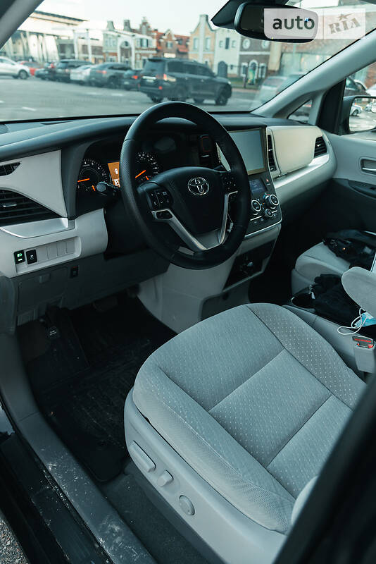 Минивэн Toyota Sienna 2018 в Киеве