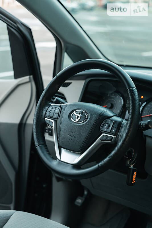 Минивэн Toyota Sienna 2018 в Киеве