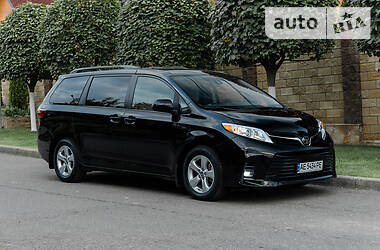 Минивэн Toyota Sienna 2018 в Киеве