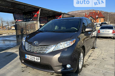 Минивэн Toyota Sienna 2013 в Киеве