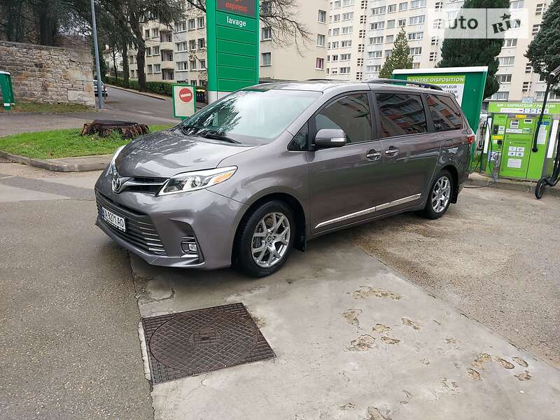 Минивэн Toyota Sienna 2015 в Киеве