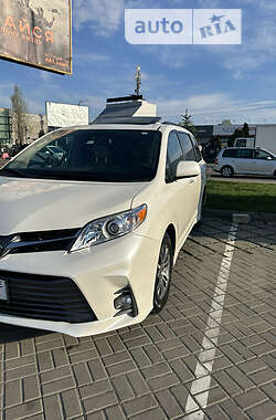 Мінівен Toyota Sienna 2020 в Києві