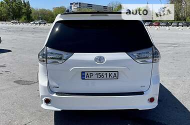Мінівен Toyota Sienna 2015 в 