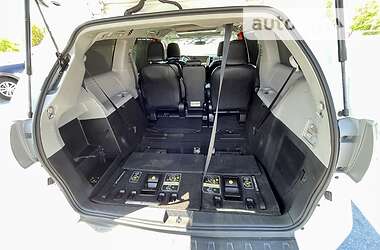 Мінівен Toyota Sienna 2015 в 