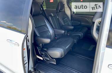 Мінівен Toyota Sienna 2015 в 