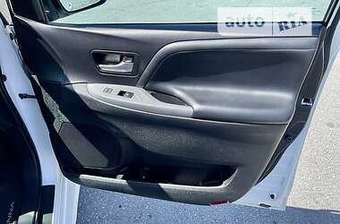 Мінівен Toyota Sienna 2015 в 