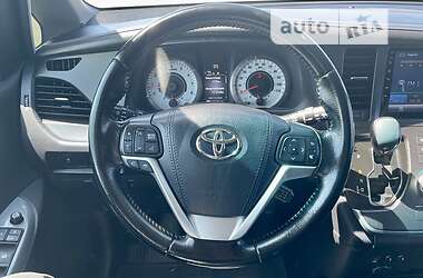 Мінівен Toyota Sienna 2015 в 