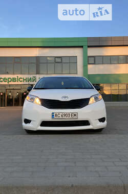 Мінівен Toyota Sienna 2010 в Нововолинську