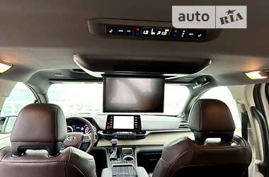 Минивэн Toyota Sienna 2020 в 