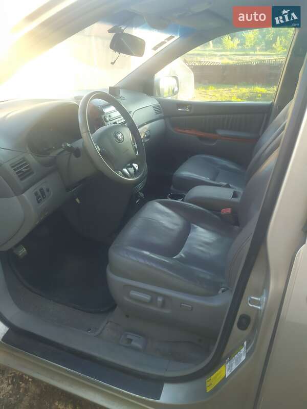 Мінівен Toyota Sienna 2005 в Лозовій