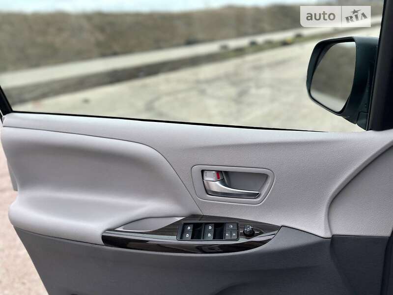 Минивэн Toyota Sienna 2018 в Одессе