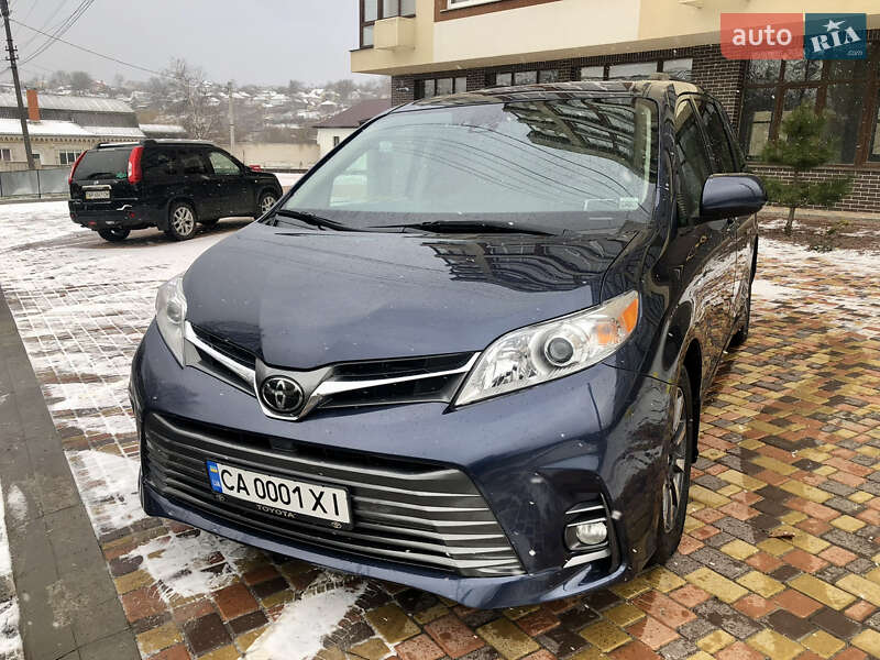 Мінівен Toyota Sienna 2019 в Умані