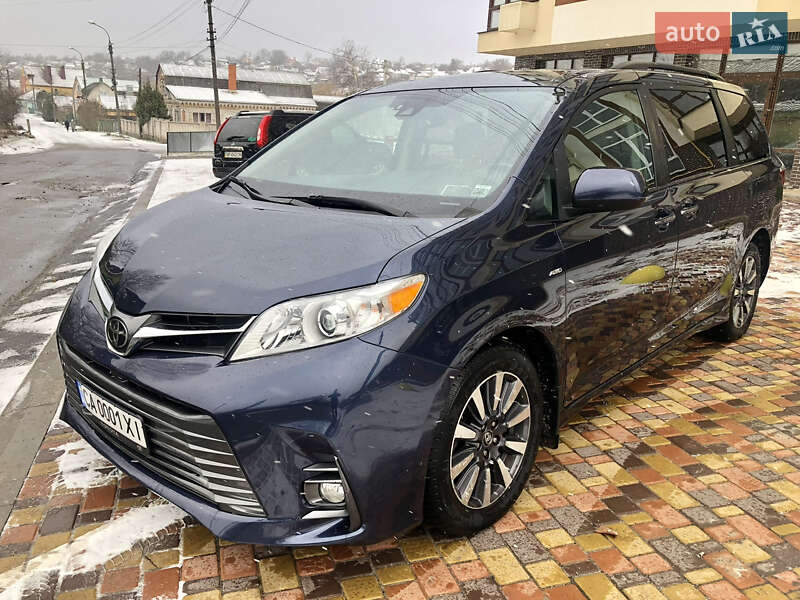 Мінівен Toyota Sienna 2019 в Умані