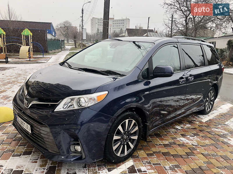 Мінівен Toyota Sienna 2019 в Умані