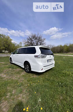 Мінівен Toyota Sienna 2016 в 