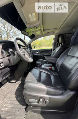Мінівен Toyota Sienna 2016 в 