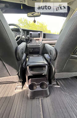 Мінівен Toyota Sienna 2016 в 