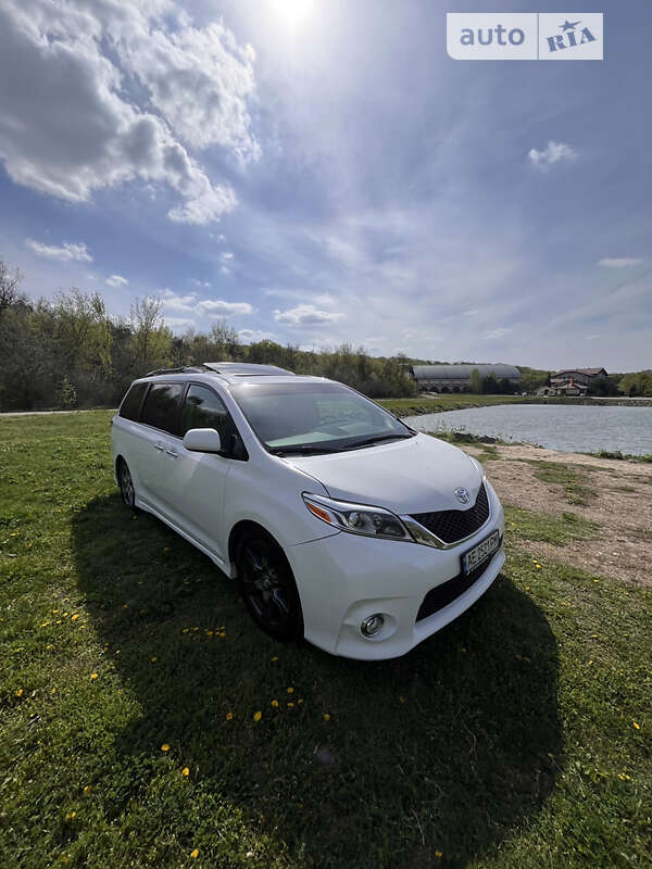 Минивэн Toyota Sienna 2016 в Днепре
