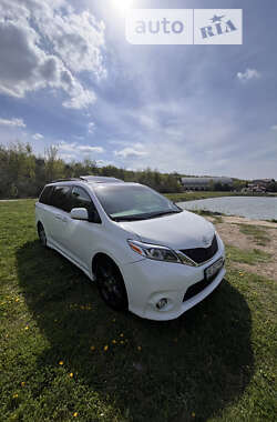 Мінівен Toyota Sienna 2016 в 