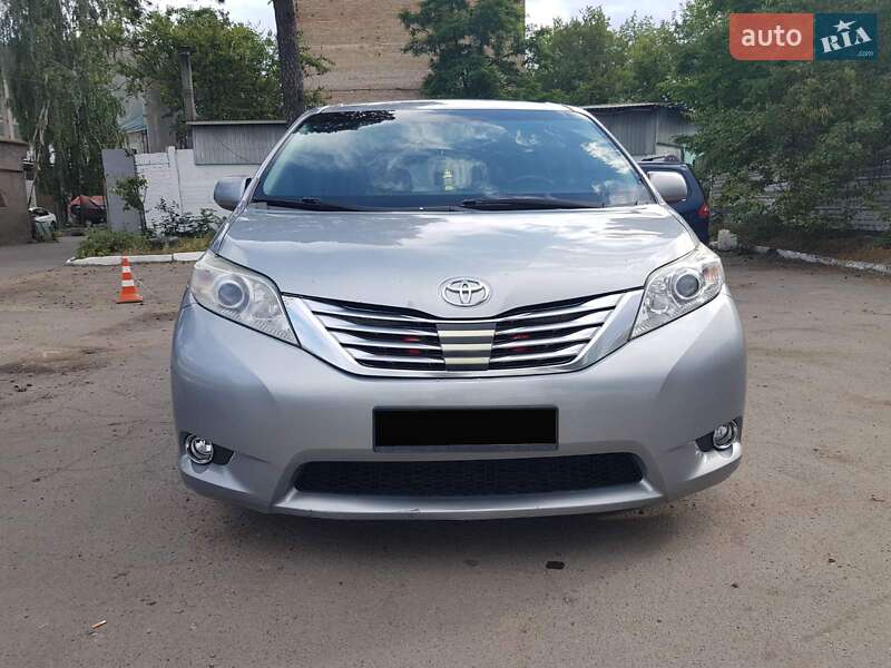 Минивэн Toyota Sienna 2015 в Киеве