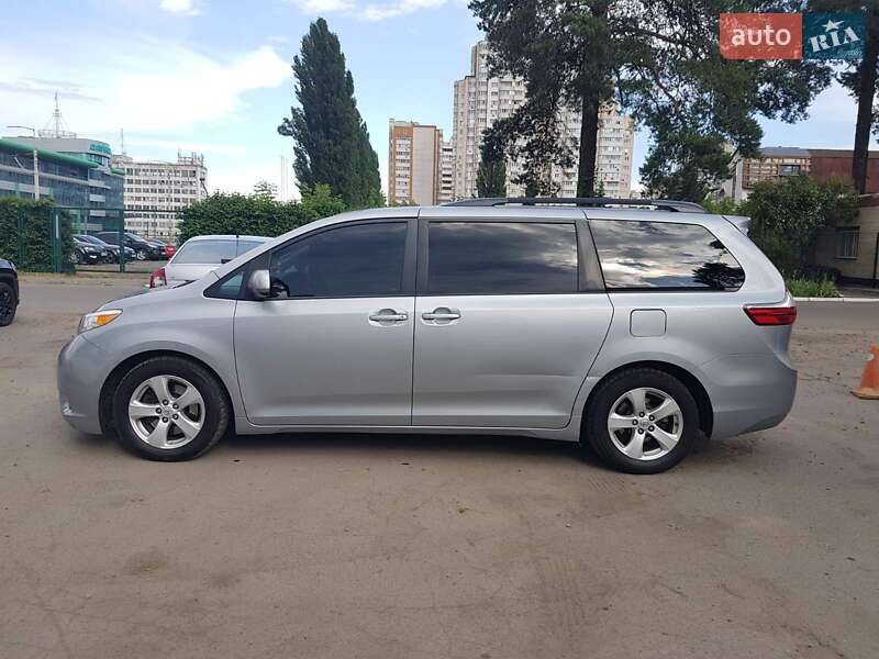 Минивэн Toyota Sienna 2015 в Киеве