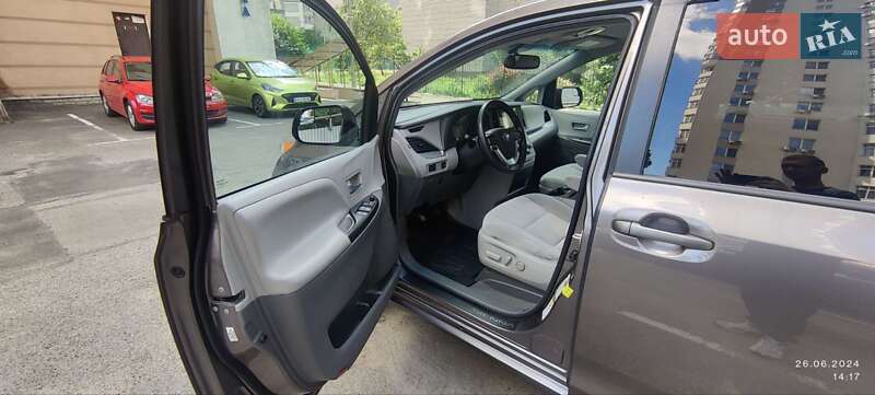 Минивэн Toyota Sienna 2016 в Киеве