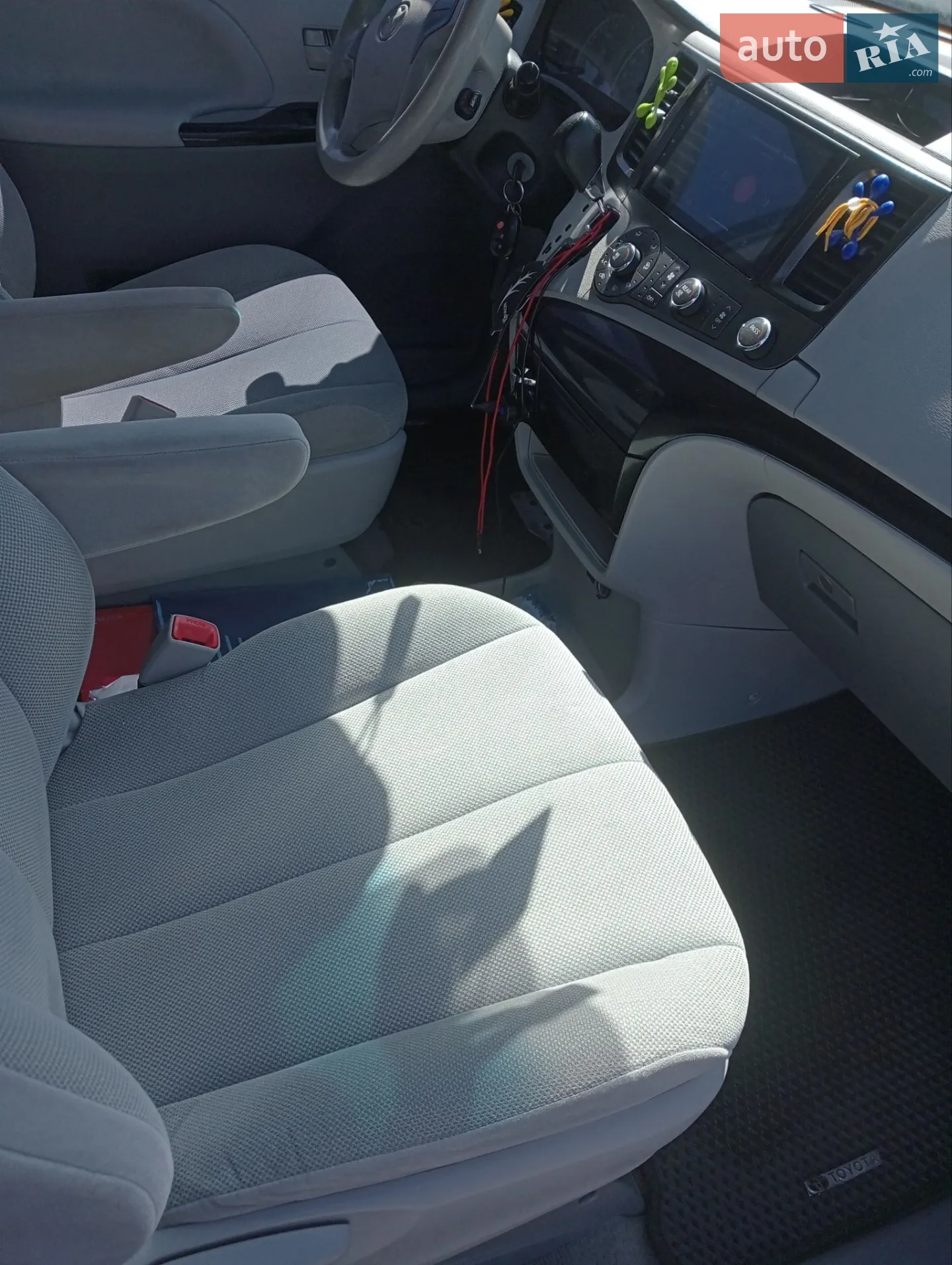 2010 Toyota Sienna - мініатюра 9