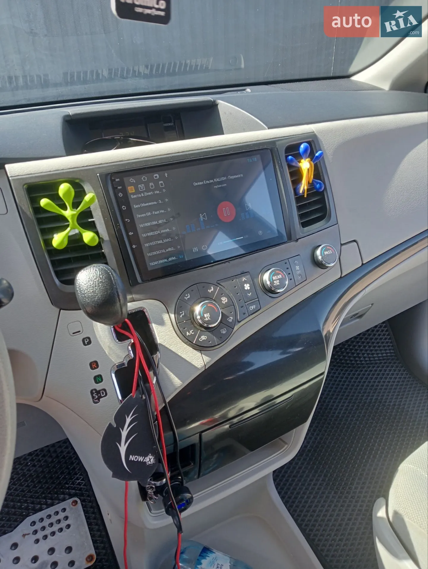 2010 Toyota Sienna - мініатюра 14