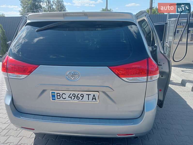 Мінівен Toyota Sienna 2010 в Шептицькому