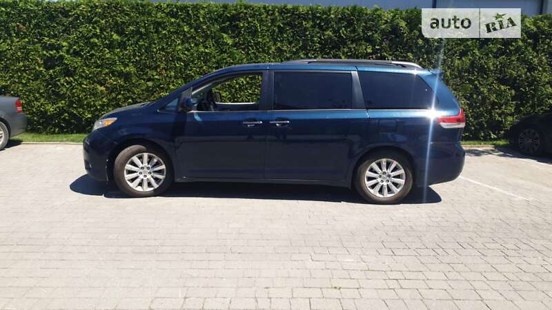 Минивэн Toyota Sienna 2012 в 