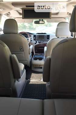 Минивэн Toyota Sienna 2012 в 
