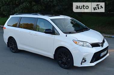 Минивэн Toyota Sienna 2012 в Городке