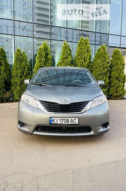 Мінівен Toyota Sienna 2010 в Києві